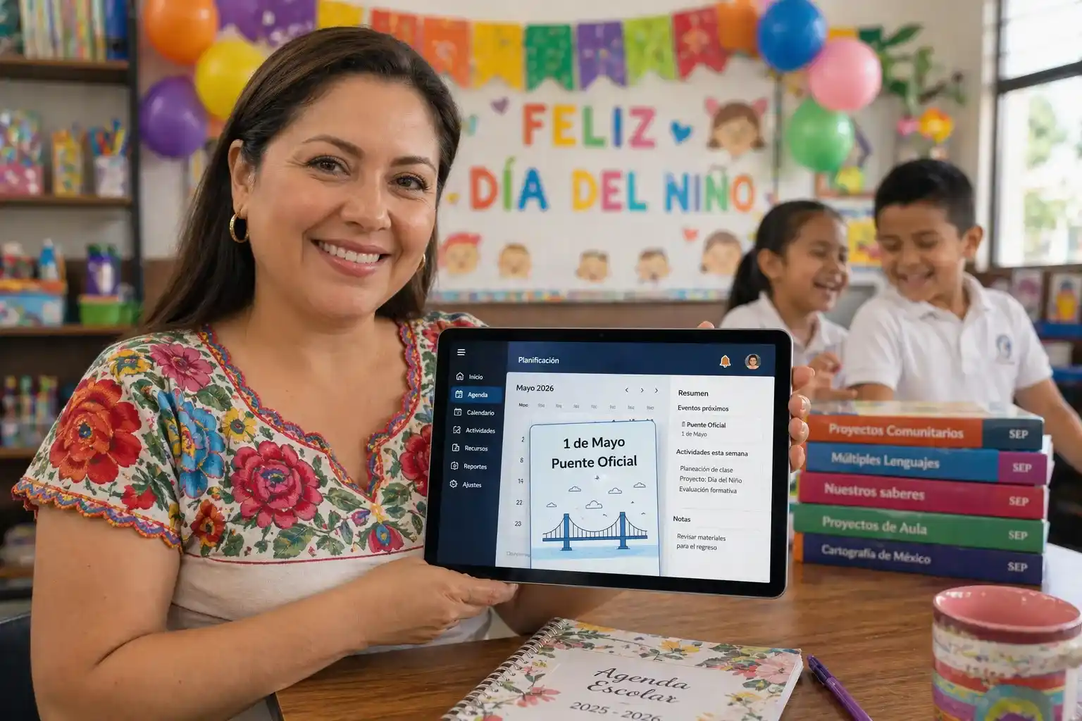 Una maestra mexicana de primaria organiza el festival del Día del Niño y su planeación para el puente del 1 de mayo de 2026 usando una tableta en un aula decorada con luz natural