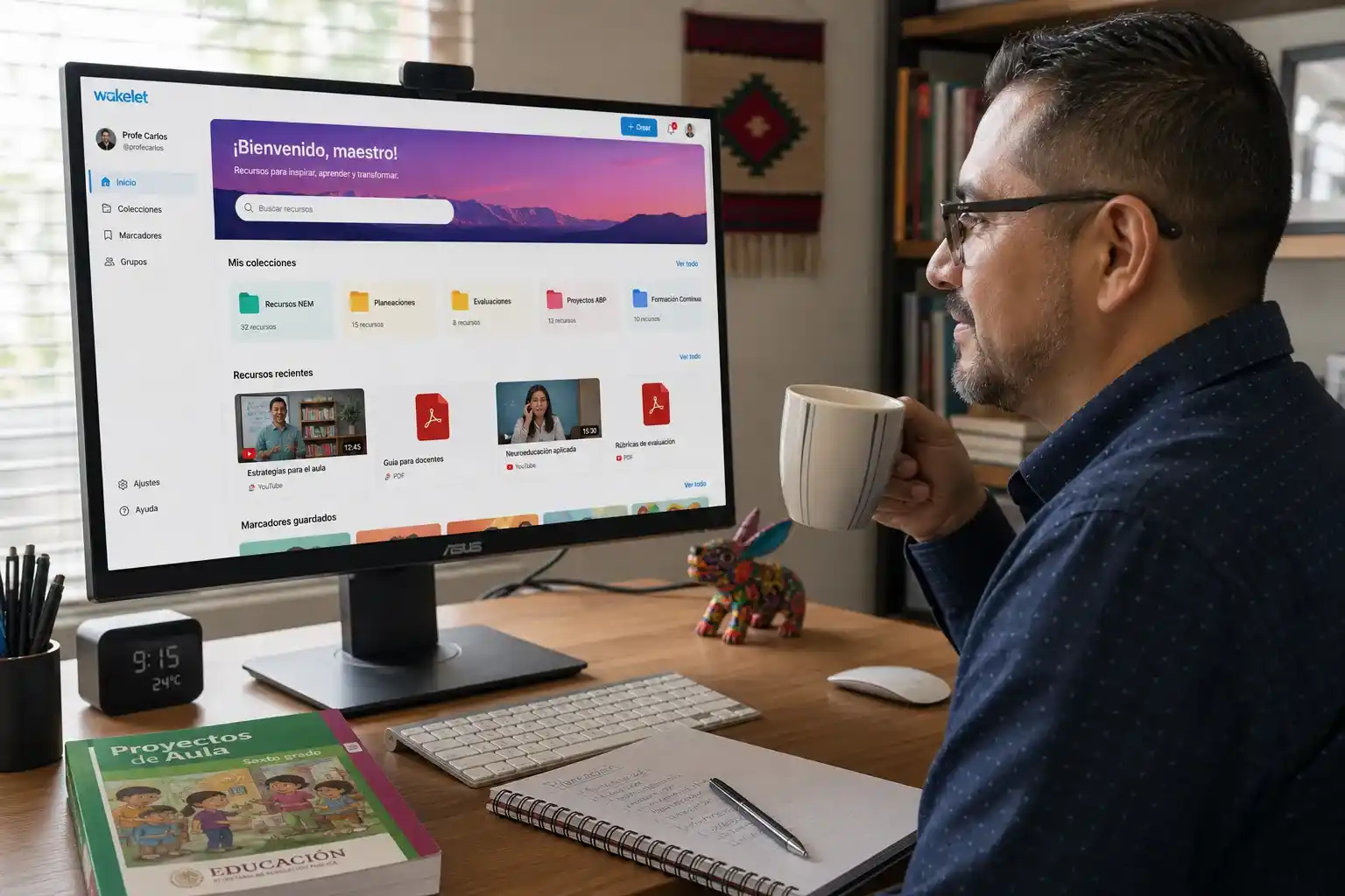 Un maestro mexicano realiza curación de contenido en su computadora, organizando recursos didácticos digitales y videos con IA para sus clases de la NEM en 2026.