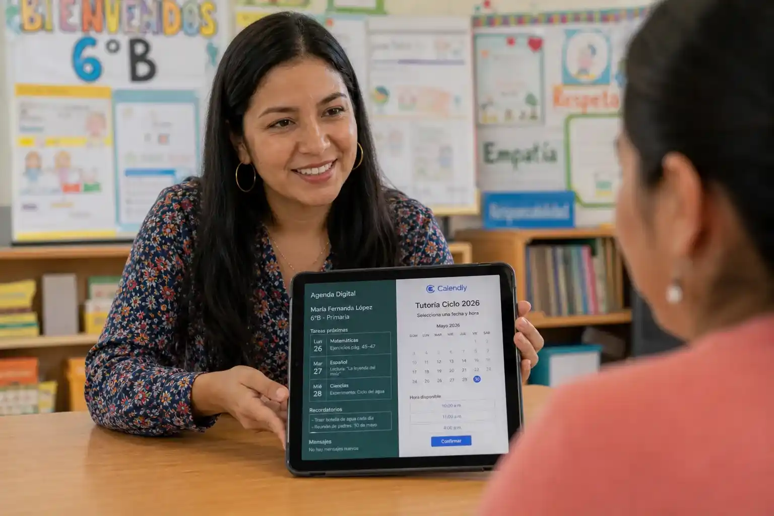 Maestra mexicana explicando los puntos a tratar en una reunión de padres de familia y mostrando cómo agendar citas en Calendly desde una tableta.