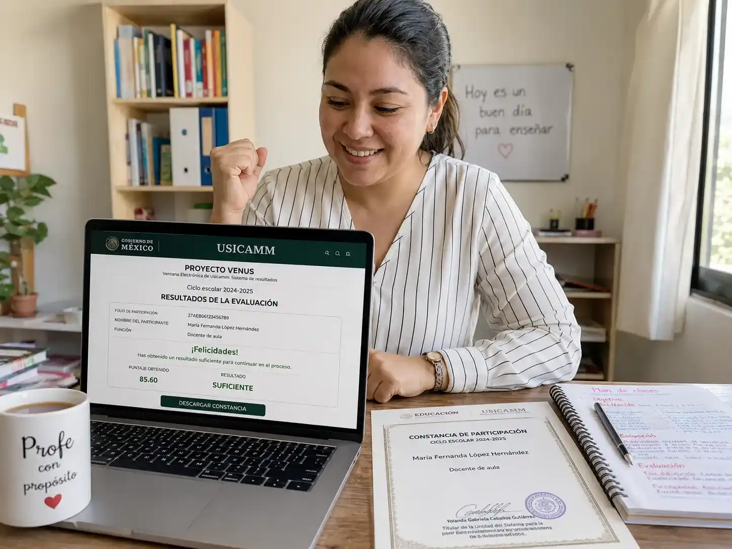 Docente mexicana revisando en su computadora los resultados del proceso de admisión USICAMM en el portal Proyecto VENUS.
